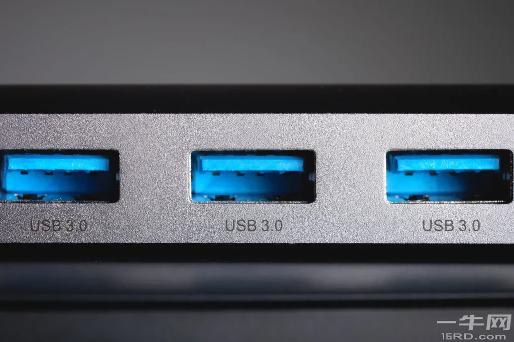 USB 3.0 端口以蓝色特征标识.webp USB3.0端口以蓝色特征标识.webp